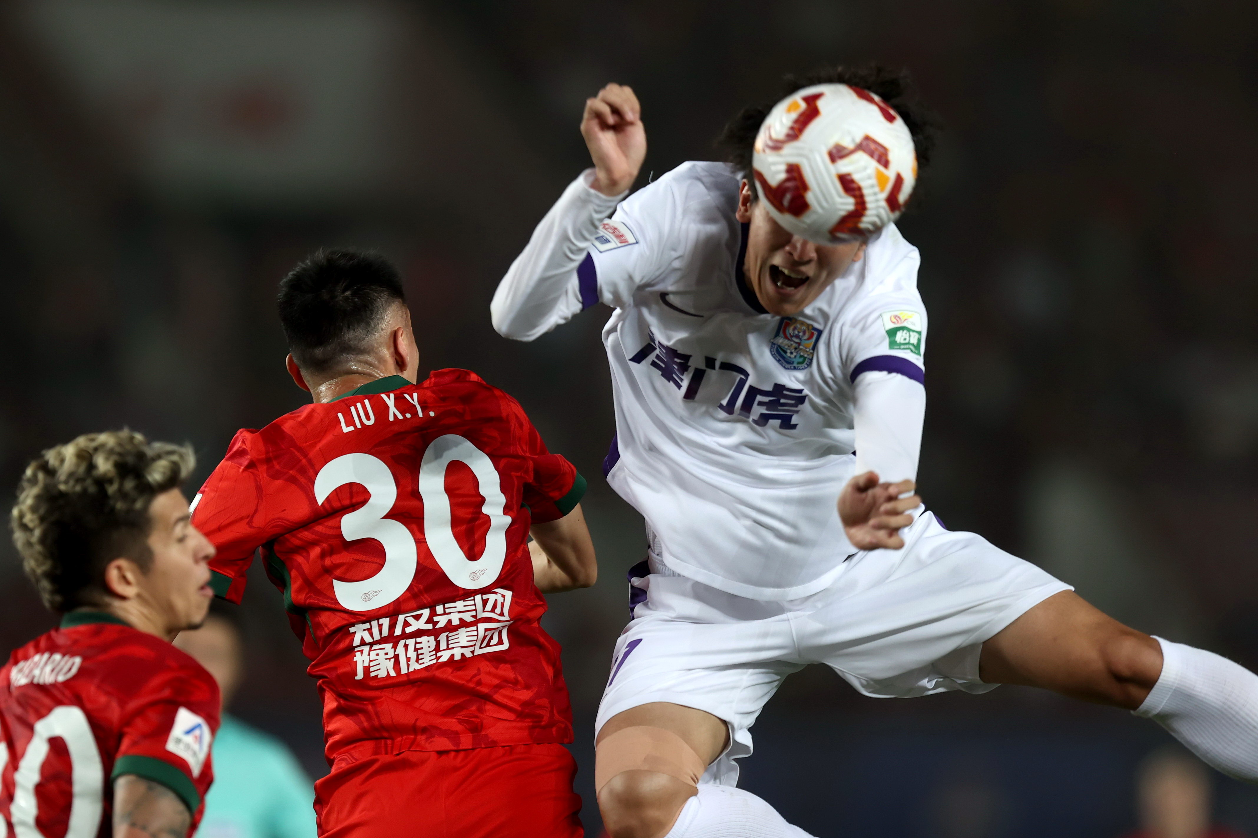 关键时刻广州队备战中超;更衣室发声细节曝光;悬念犹存;年轻球员得到机会的简单介绍 关键时刻广州队备战中超;更衣室发声细节曝光;悬念犹存;年轻球员得到机会的简单介绍