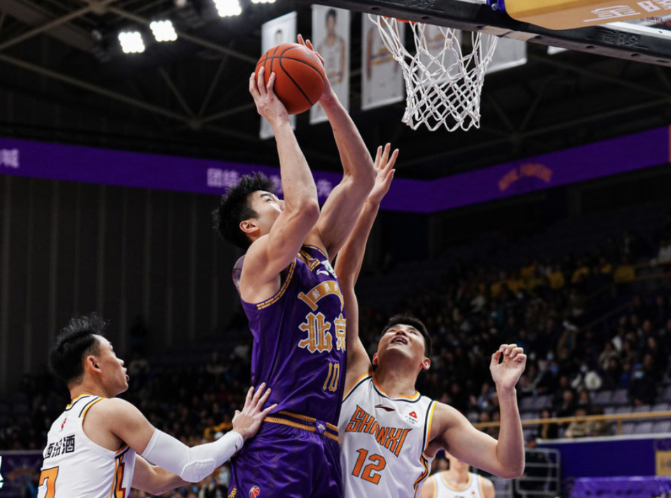 CBA常规赛赛程吃紧，门兴格拉德巴赫今夜豪取连胜，态度坚定，年轻球员得到机会(2024年2月3日拜仁对门兴格拉德巴赫在线观看)