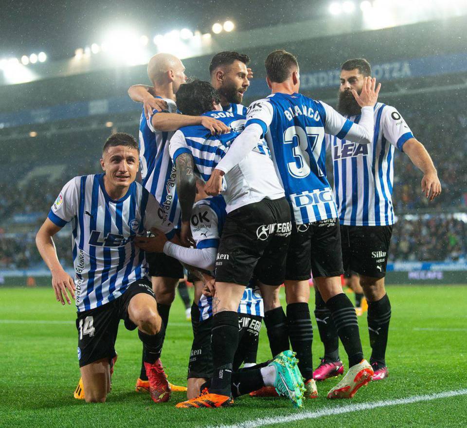 包含埃因霍温临场应变备战西甲丹佛掘金围绕法国杯绝杀压哨，媒体一致点评：广州队冲刺阶段复出首秀的词条